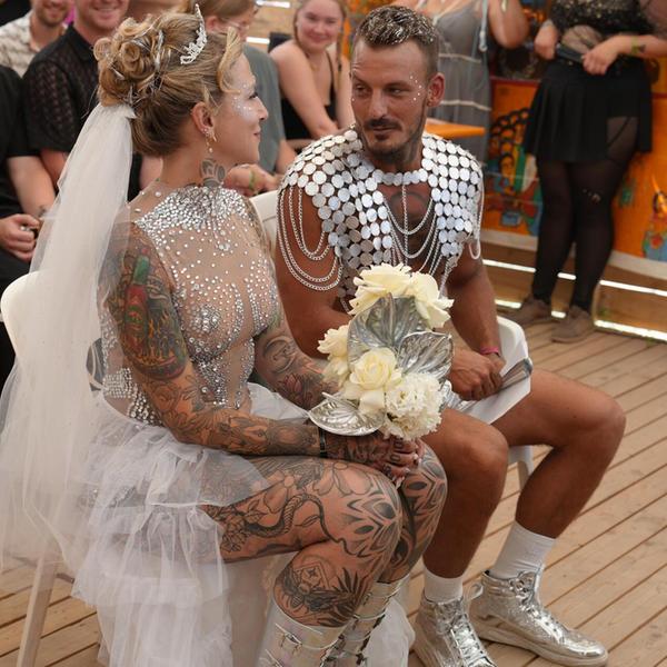 Maike und Joel vor dem Altar beim Open Beatz.
