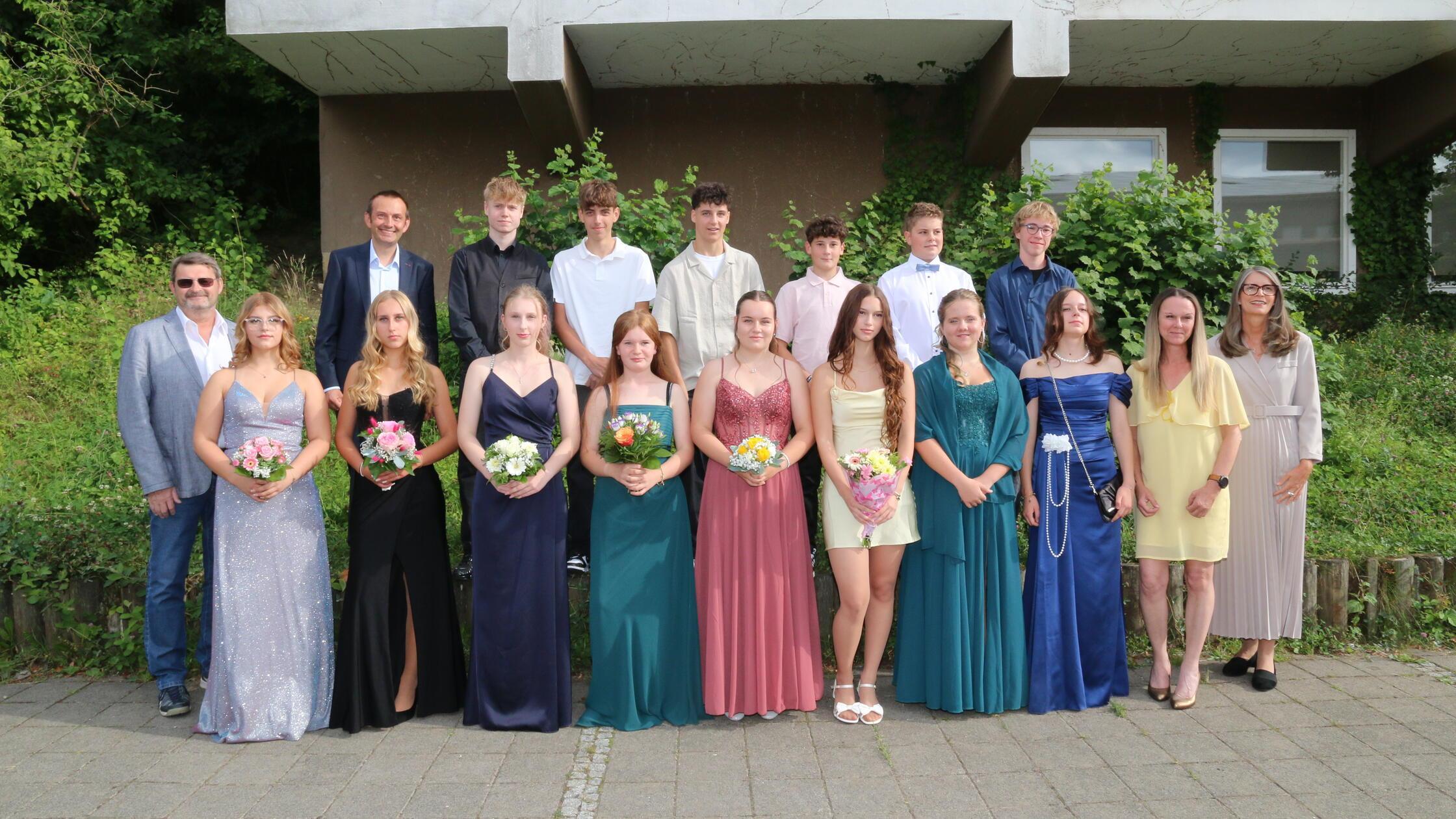 Die Absolventen zusammen mit den Bürgermeistern Wi