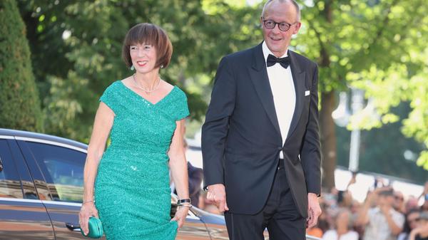Bundeskanzler Friedrich Merz (r, CDU) und seine Fr