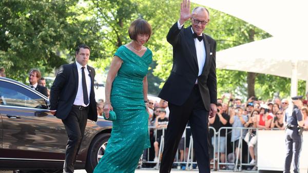 Bundeskanzler Friedrich Merz schritt gemeinsam mit seiner Frau Charlotte Merz über den roten Teppich zum Festspielhaus.