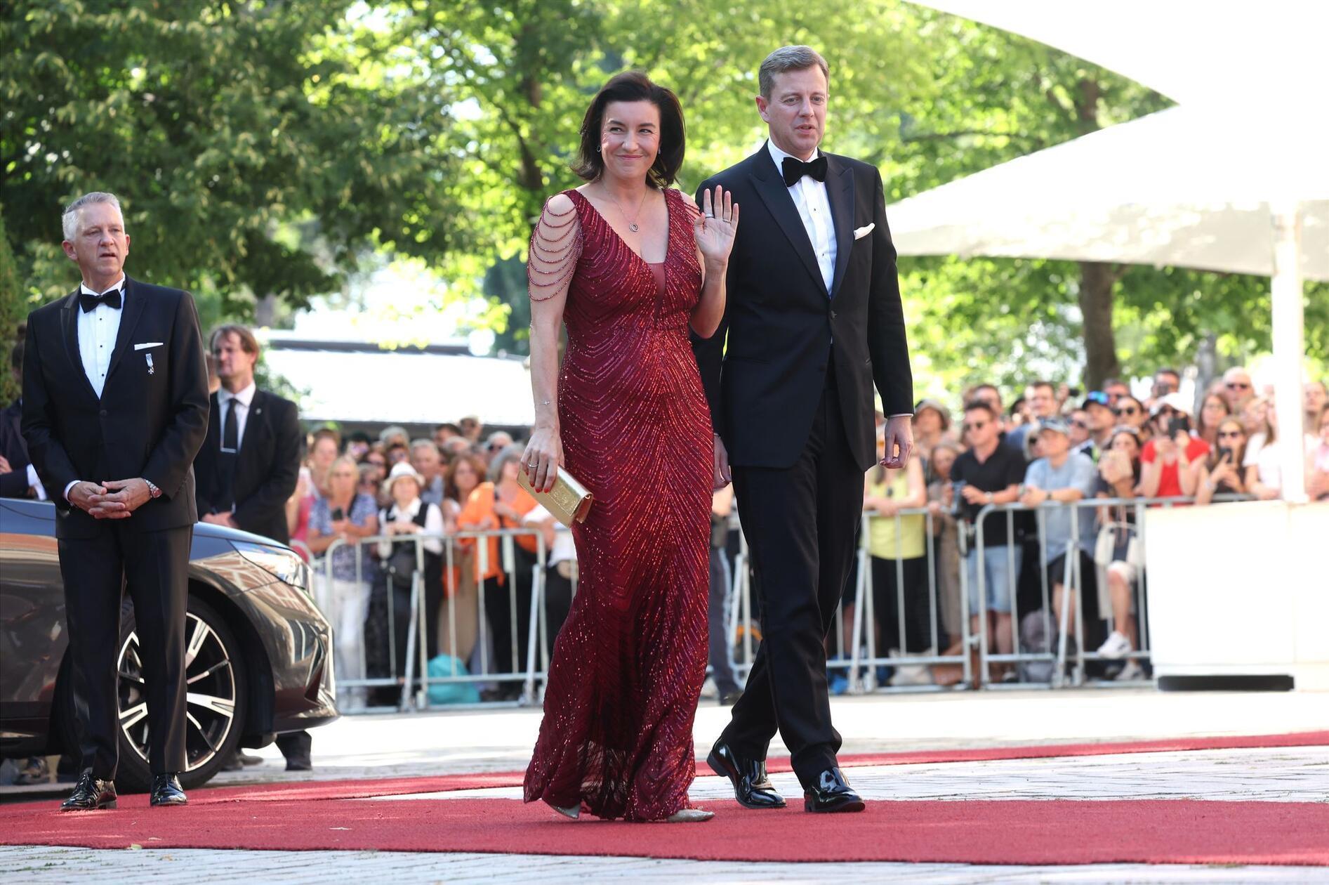 Bundesforschungsministerin Dorothee Bär zeigte sich gemeinsam mit ihrem Mann Oliver Bär auf dem roten Teppich.