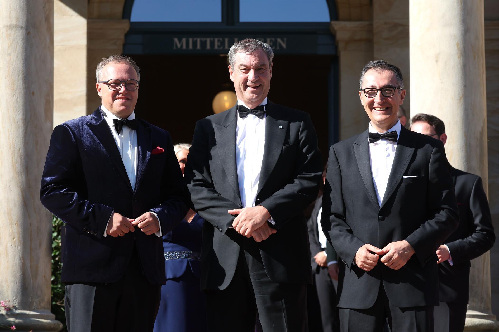 Thüringens Ministerpräsident Mario Voigt posiert gemeinsam mit Markus Söder und Cem Özdemir für die Kameras.