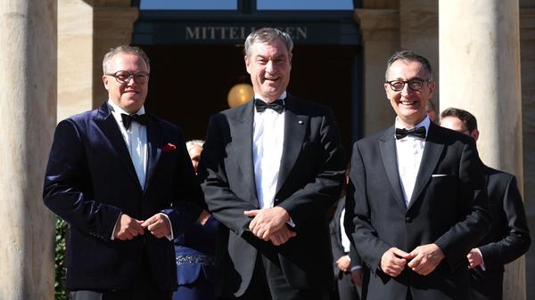 Thüringens Ministerpräsident Mario Voigt posiert gemeinsam mit Markus Söder und Cem Özdemir für die Kameras.