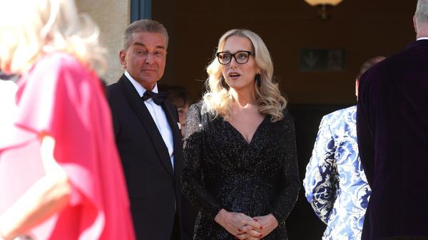 Außerdem ungewöhnlich: Nach den Turbulenzen um eine Gedenkveranstaltung zeigten sich die Bayreuther Festspielchefin Katharina Wagner und der jüdische Publizist Michel Friedman gemeinsam zum Auftakt des Festivals.