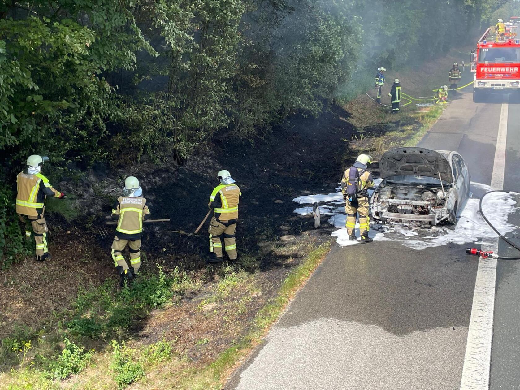 Car completely destroyed by fire on the B2: Pictures of the Rednitzhembach ...
