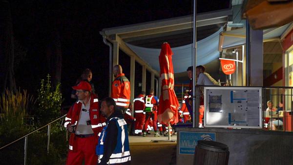 Großeinsatz am Hammersee bei Bodenwöhr (Landkreis Schwandorf) am Samstagabend, 25. Juli 2026: Passanten hatten am Ufer verlassene oder zurückgelassene Kleidungsstücke gefunden und daraufhin die Polizei verständigt.
