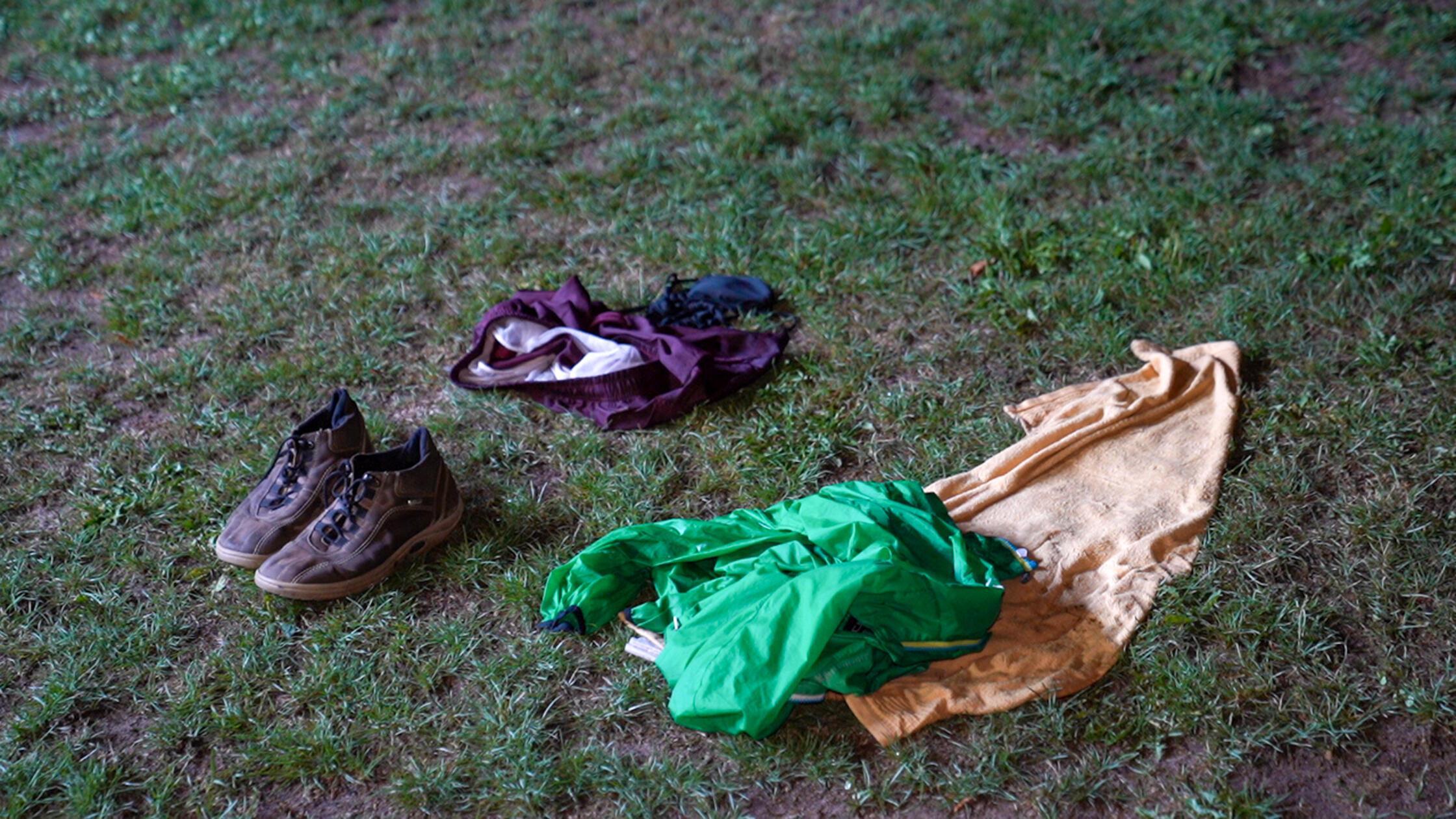 Aufgefunden wurden ein Bikini, eine Regenjacke, eine kurze Hose oder ein Handtuch. Da sich neben der Kleidung auch Schuhe am Fundort befanden, wurde die Wasserwacht zur weiteren Abklärung hinzugezogen.