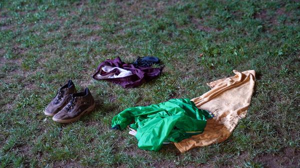 Aufgefunden wurden ein Bikini, eine Regenjacke, eine kurze Hose oder ein Handtuch. Da sich neben der Kleidung auch Schuhe am Fundort befanden, wurde die Wasserwacht zur weiteren Abklärung hinzugezogen.