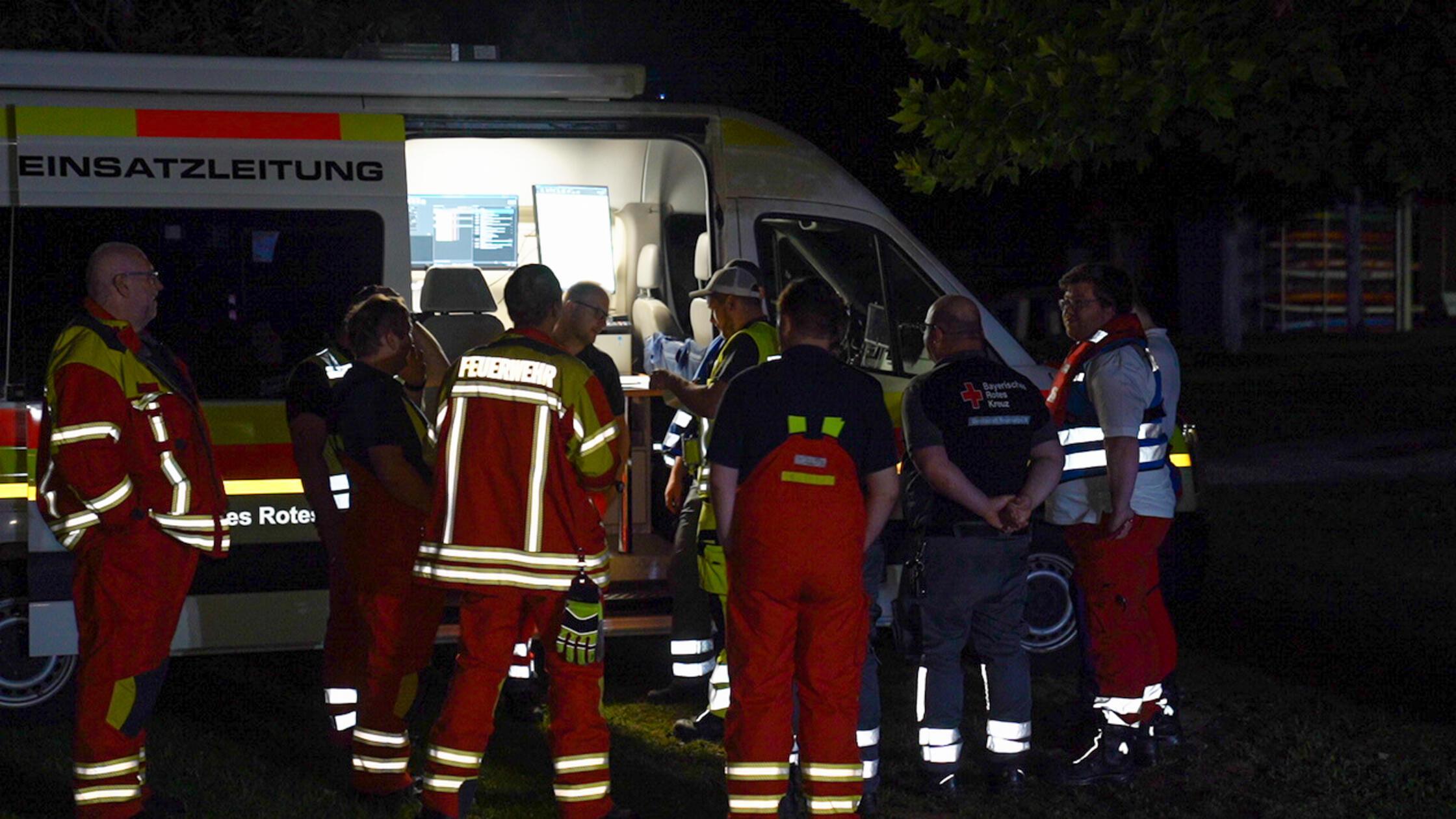 Im Verlauf der Maßnahmen beteiligten sich neben der Wasserwacht auch Kräfte der Feuerwehr sowie die Einheit Edelweiß, die das Ufer und angrenzende Bereiche systematisch absuchten.