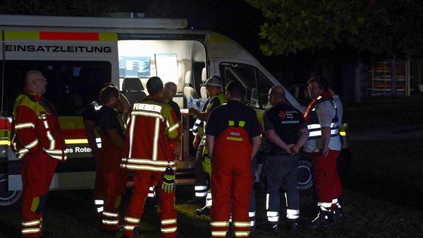 Im Verlauf der Maßnahmen beteiligten sich neben der Wasserwacht auch Kräfte der Feuerwehr sowie die Einheit Edelweiß, die das Ufer und angrenzende Bereiche systematisch absuchten.