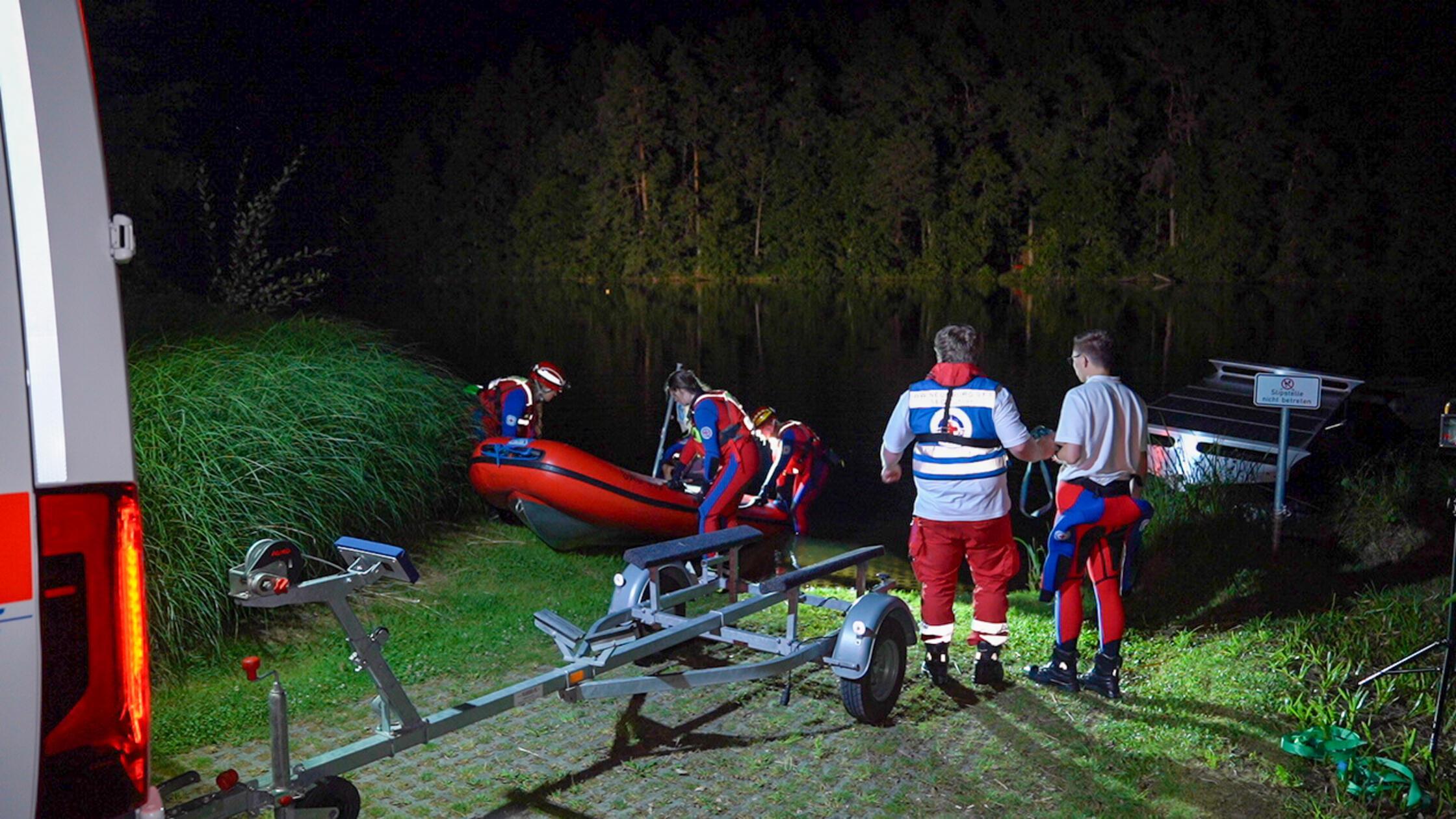 Gegen 2 Uhr in der Nacht brachen die Einsatzkäfte die Suche dann ab. Wie ein Sprecher der Polizeiinspektion Neunburg vorm Wald auf Nachfrage der Redaktion mitteilt, werde vermutet, dass die Kleidungsstücke versehentlich zurückgelassen worden sind.