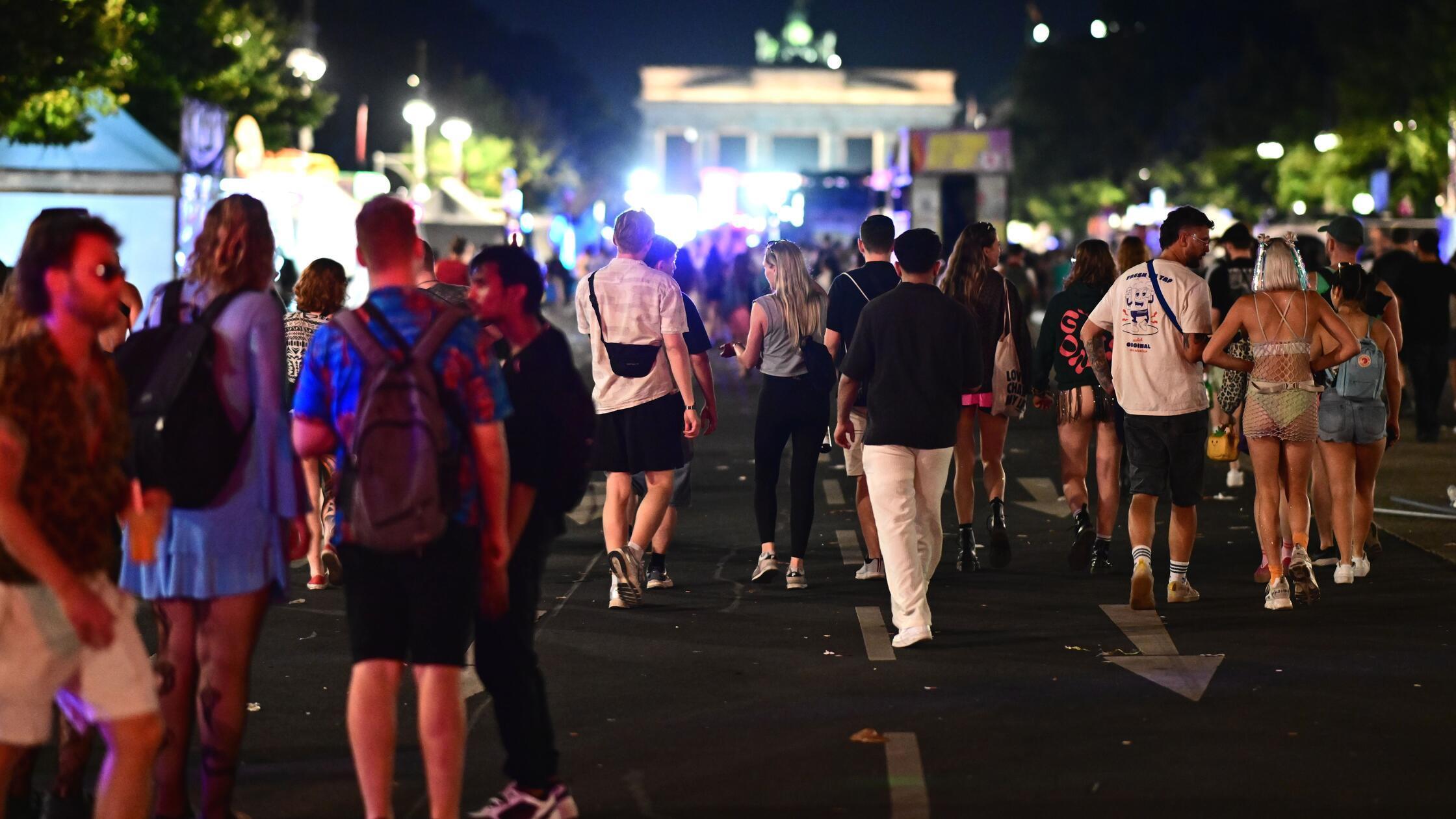 CSD-Teilnehmer stehen auf der Straße des 17. Juni 