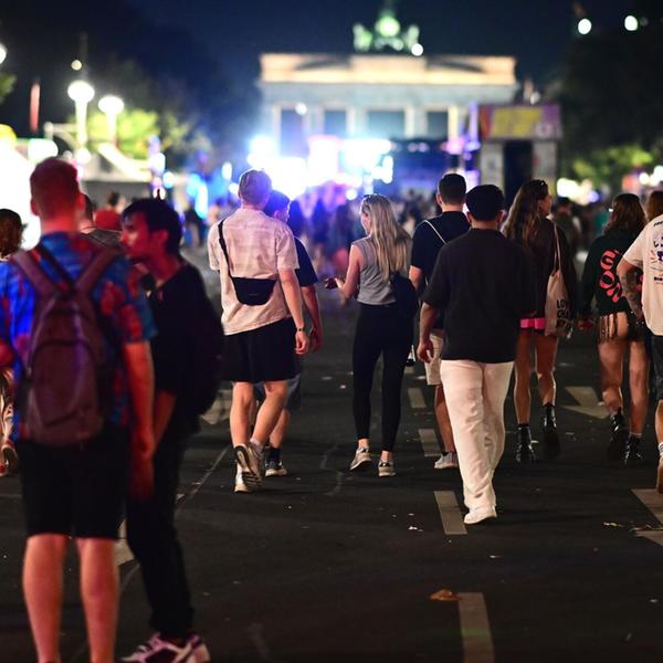 CSD-Teilnehmer stehen auf der Straße des 17. Juni