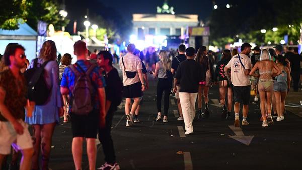 CSD-Teilnehmer stehen auf der Straße des 17. Juni