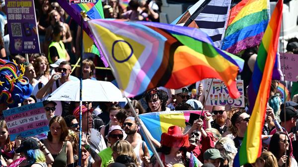 Menschen demonstrieren unter dem Motto «Haltung is