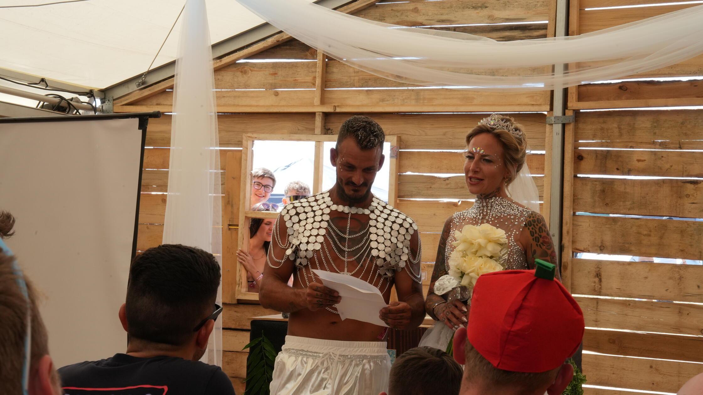 Hochzeit bei Open-Beatz: Das Eheversprechen haben die beiden gemeinsam geschrieben.