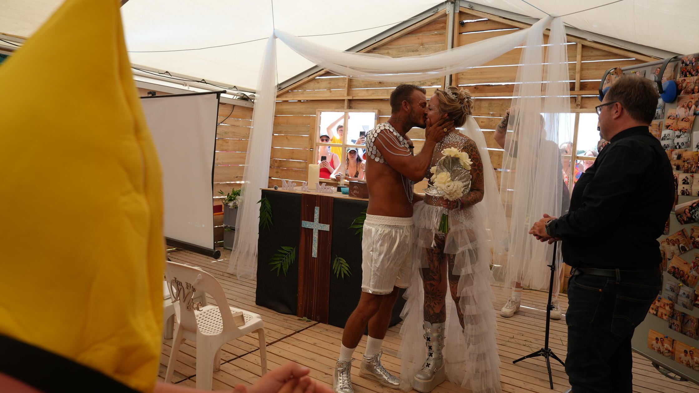 Hochzeitskuss vor der jubelnden Festivalgemeinde: 