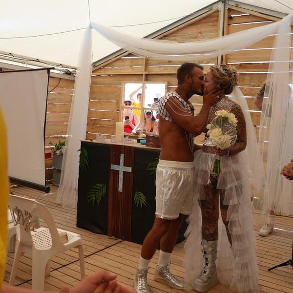Hochzeitskuss vor der jubelnden Festivalgemeinde: