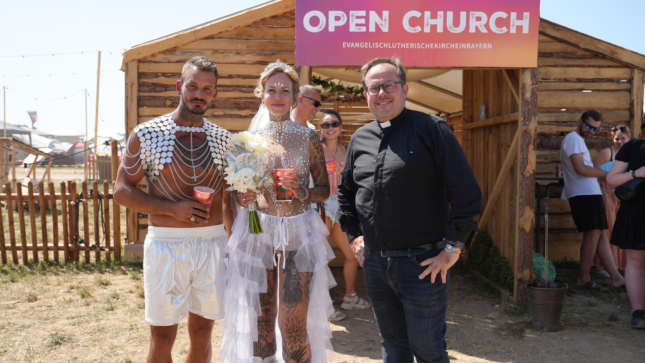 Joel und Maike mit Pfarrer Michael Wolf vor der Op