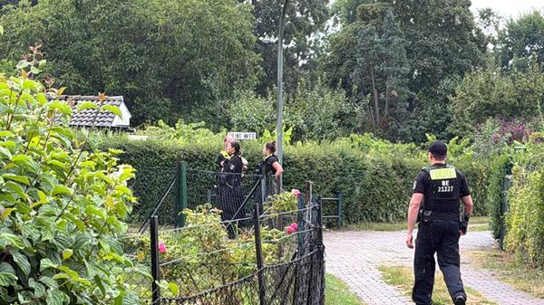 Einsatzkräfte der Polizei arbeiten in einer Kleing
