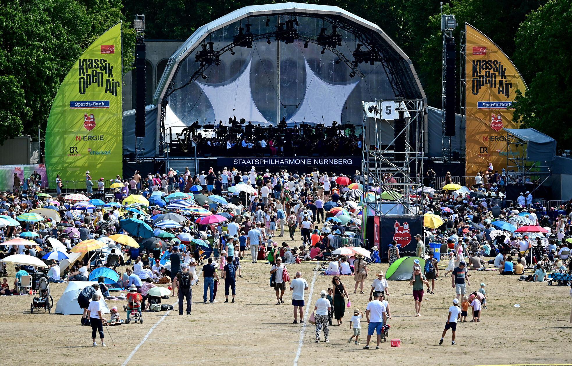 Bei strahlendem Sonnenschein kamen zahlreiche Besucherinnen und Besucher in den Nürnberger Luitpoldhain, um gemeinsam klassische Musik unter freiem Himmel zu erleben.