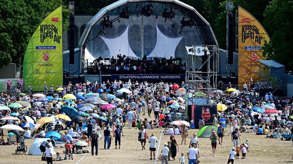 Bei strahlendem Sonnenschein kamen zahlreiche Besucherinnen und Besucher in den Nürnberger Luitpoldhain, um gemeinsam klassische Musik unter freiem Himmel zu erleben.
