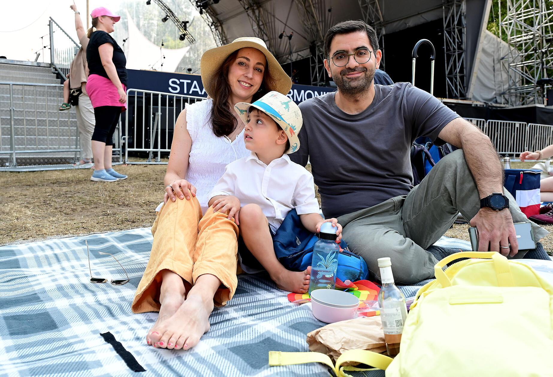 Zahlreiche Familien machten es sich auf den Wiesen gemütlich.