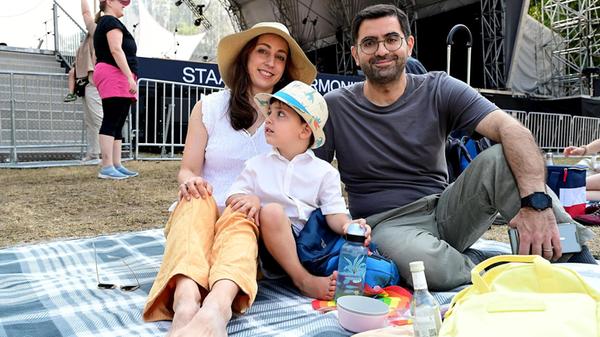Zahlreiche Familien machten es sich auf den Wiesen gemütlich.