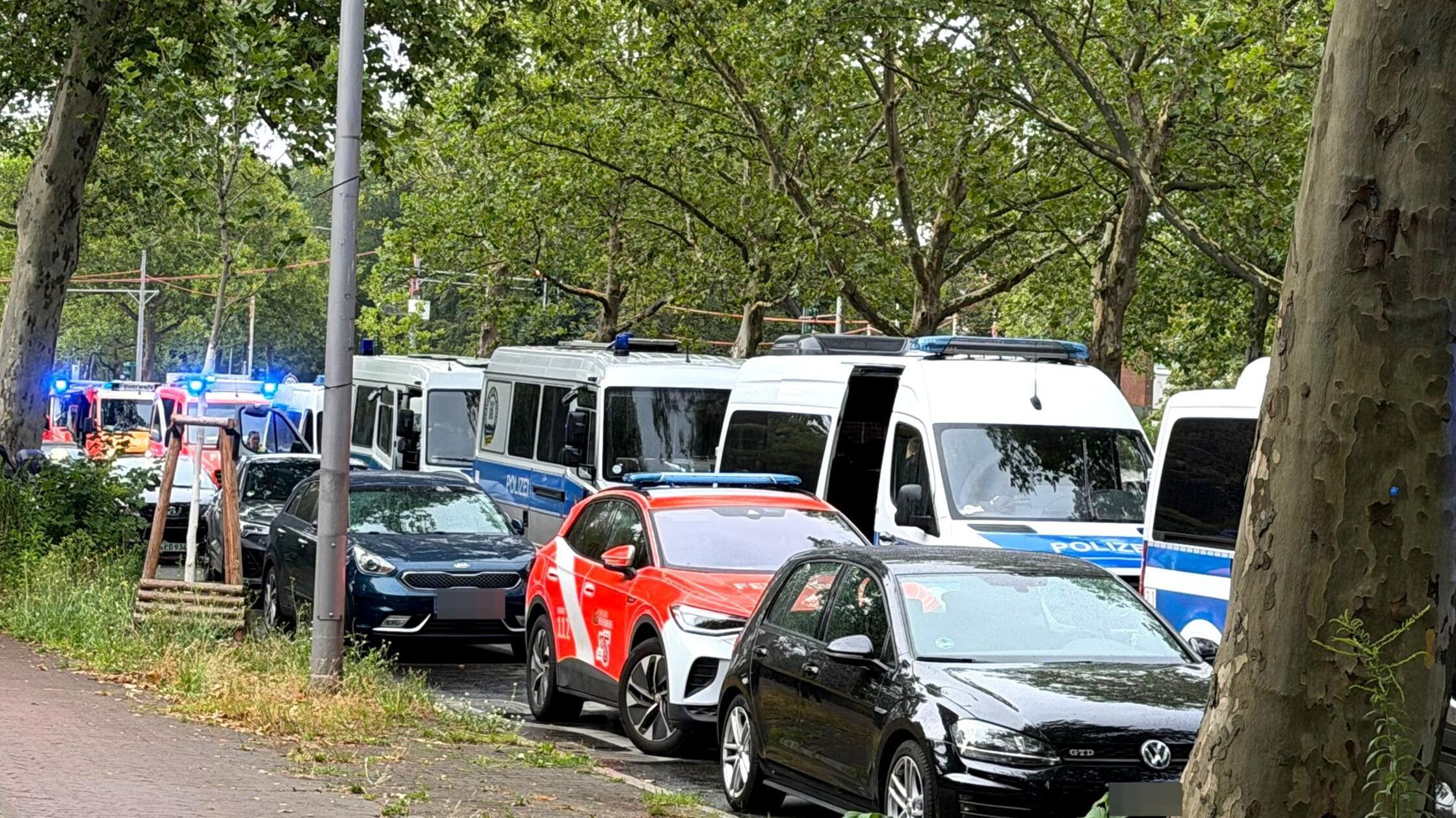 Einsatzfahrzeuge von Polizei und Feuerwehr stehen 