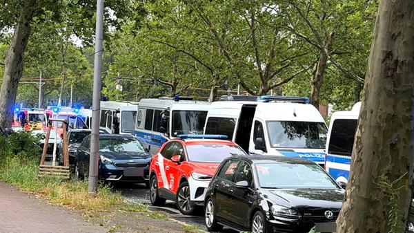 Einsatzfahrzeuge von Polizei und Feuerwehr stehen