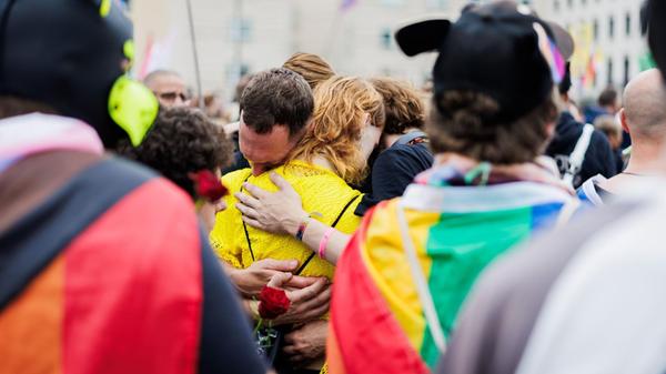 Menschen trauern und demonstrieren vor dem Branden
