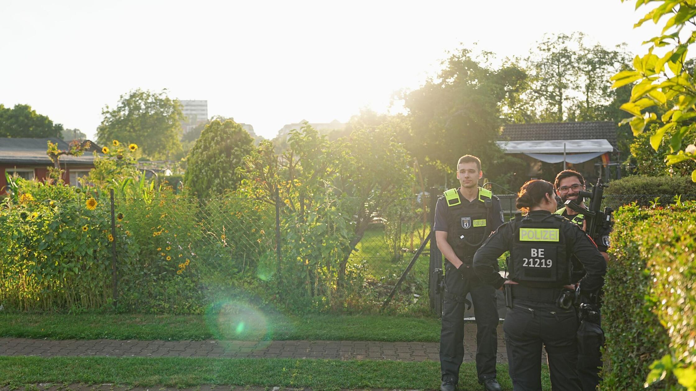 Kräfte der Polizei sind in einer Kleingartenkoloni