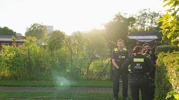 Kräfte der Polizei sind in einer Kleingartenkoloni