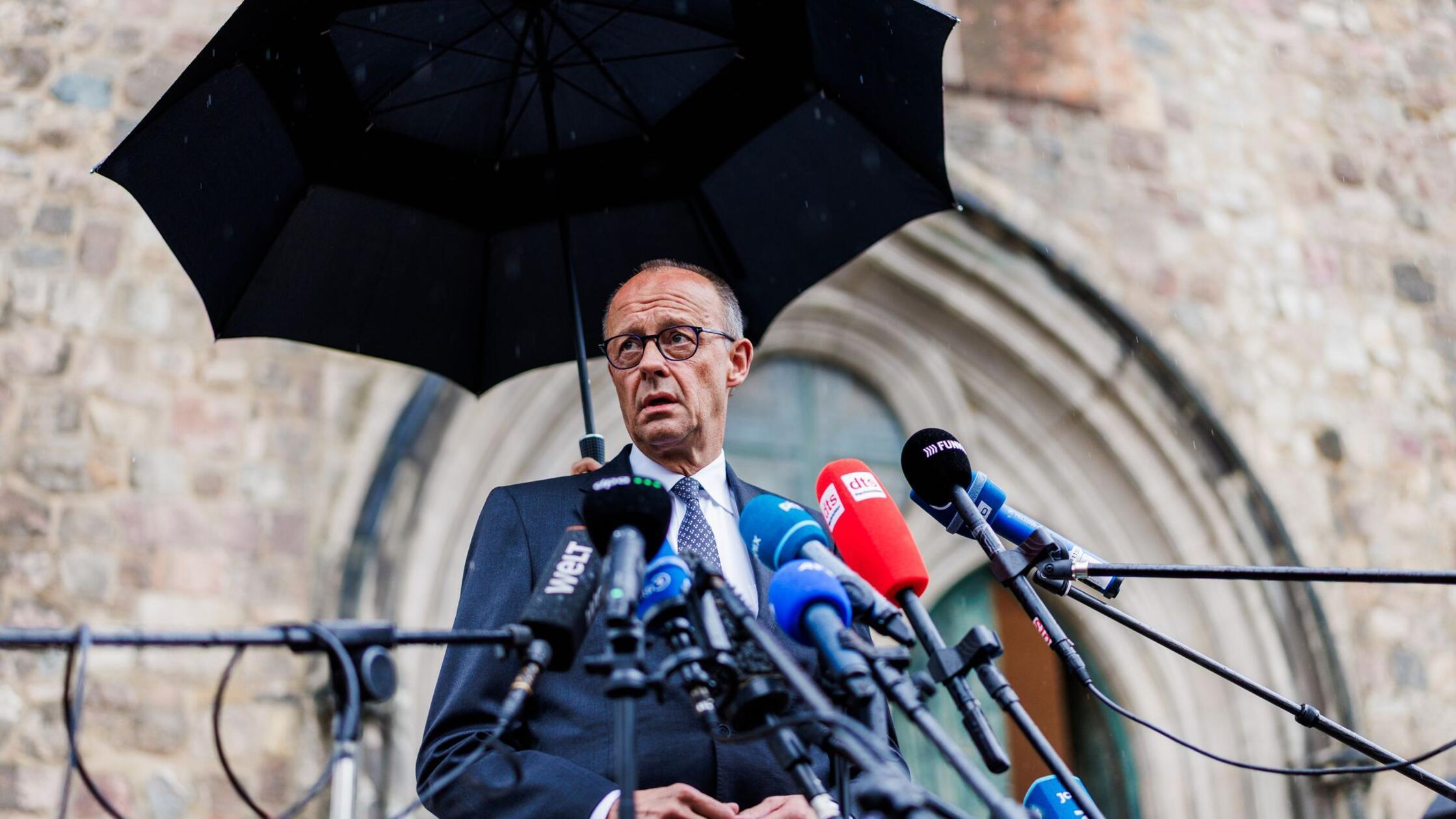 Bundeskanzler Friedrich Merz (CDU) gibt ein Presse