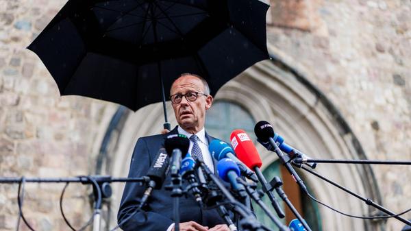 Bundeskanzler Friedrich Merz (CDU) gibt ein Presse
