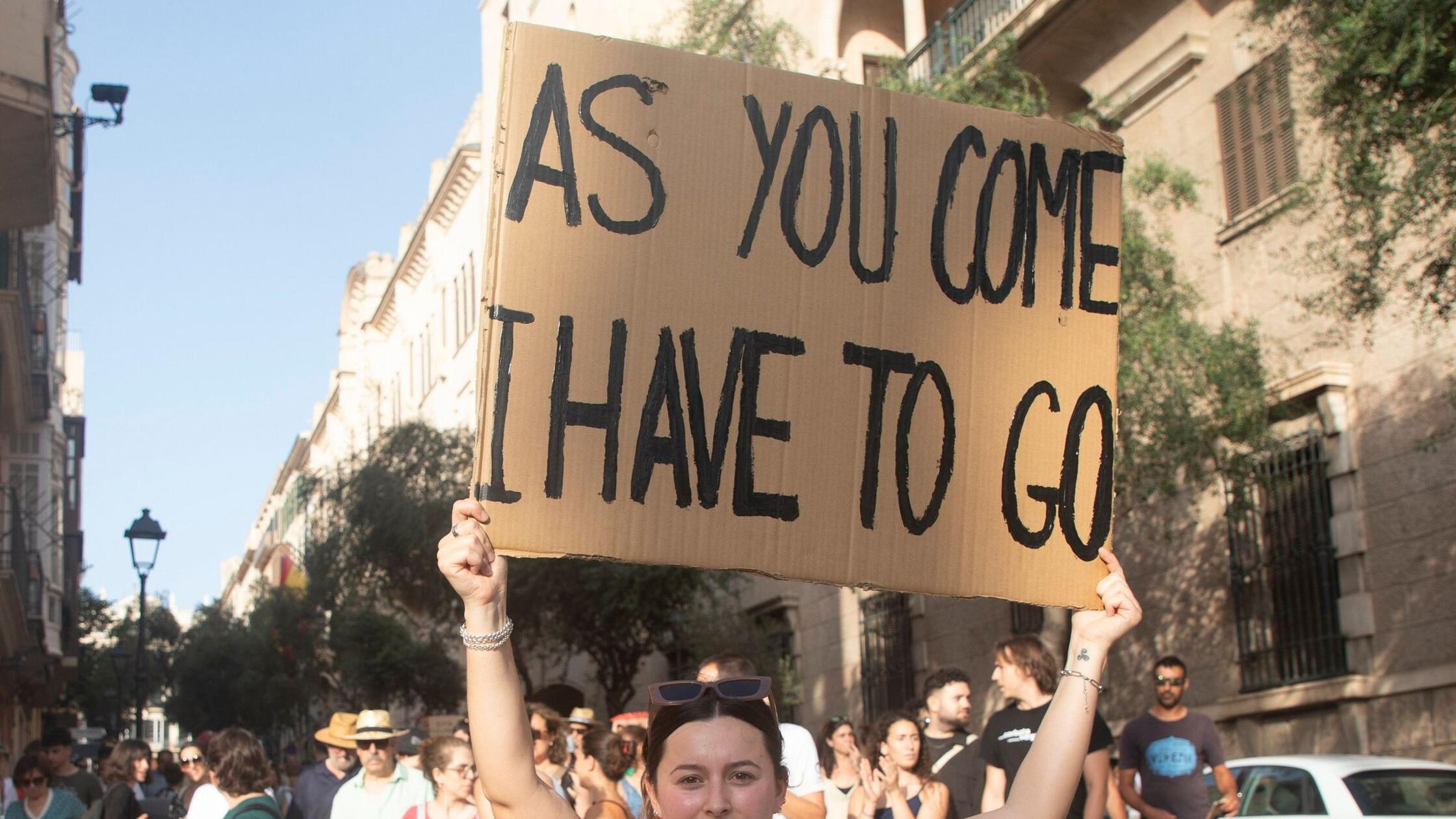 Eine Teilnehmerin des Protestzugs  gegen den Masse