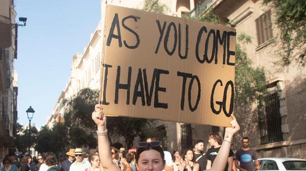Eine Teilnehmerin des Protestzugs gegen den Masse