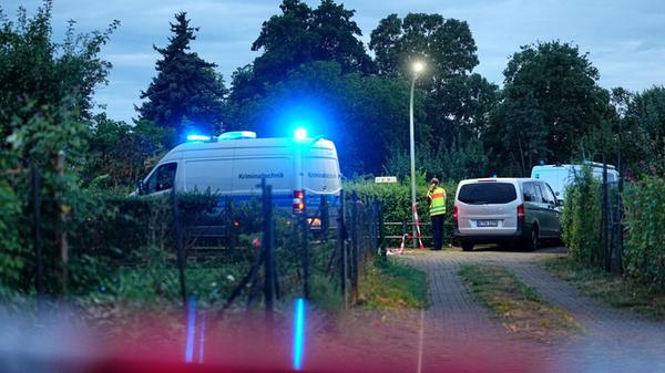 Ein Einsatzfahrzeug der Kriminaltechnik fährt auf