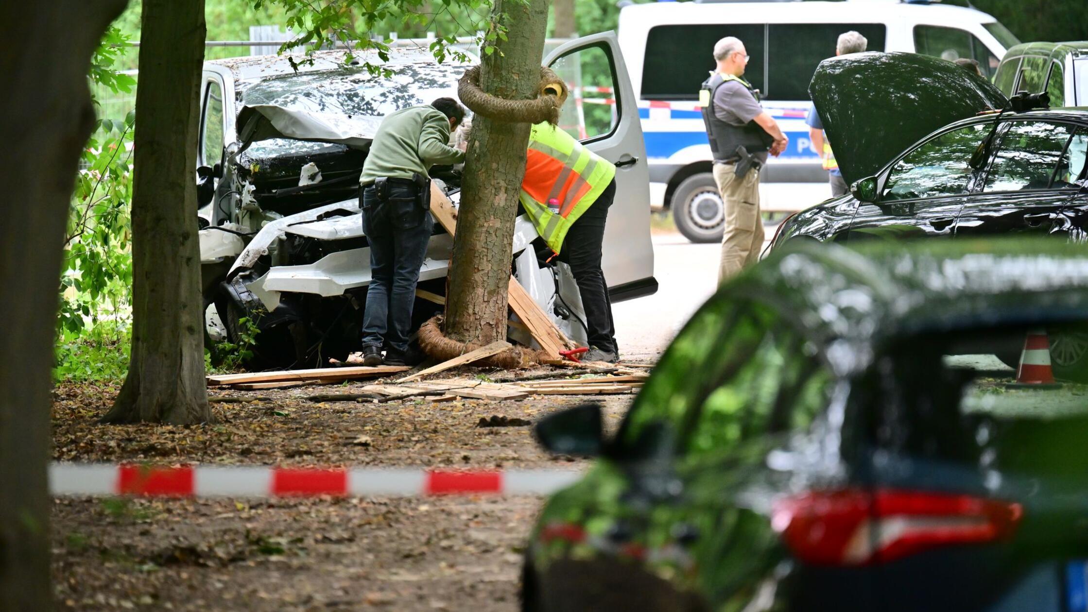 Mitarbeiter der Unfallforschung betrachtet ein Fah