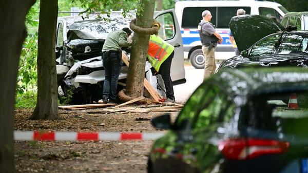 Mitarbeiter der Unfallforschung betrachtet ein Fah