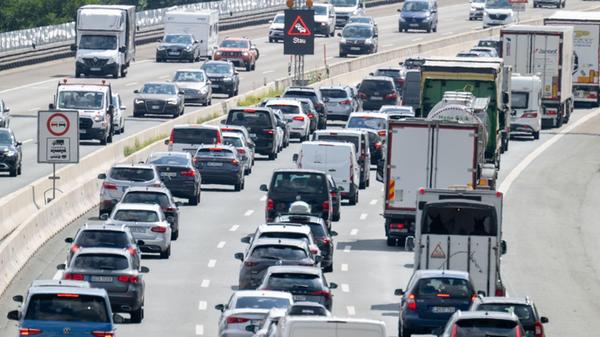 Zahlreiche Autos stehen auf der Autobahn A9 bei Hi