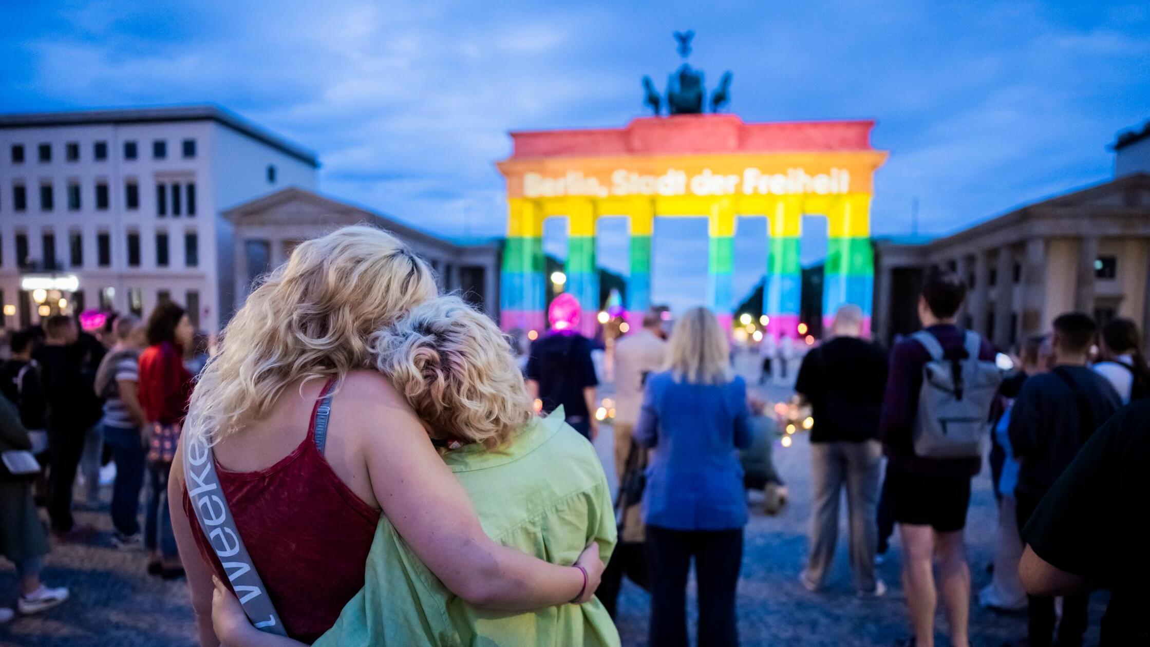 Das Brandenburger Tor wird in Regenbogenfarben ill
