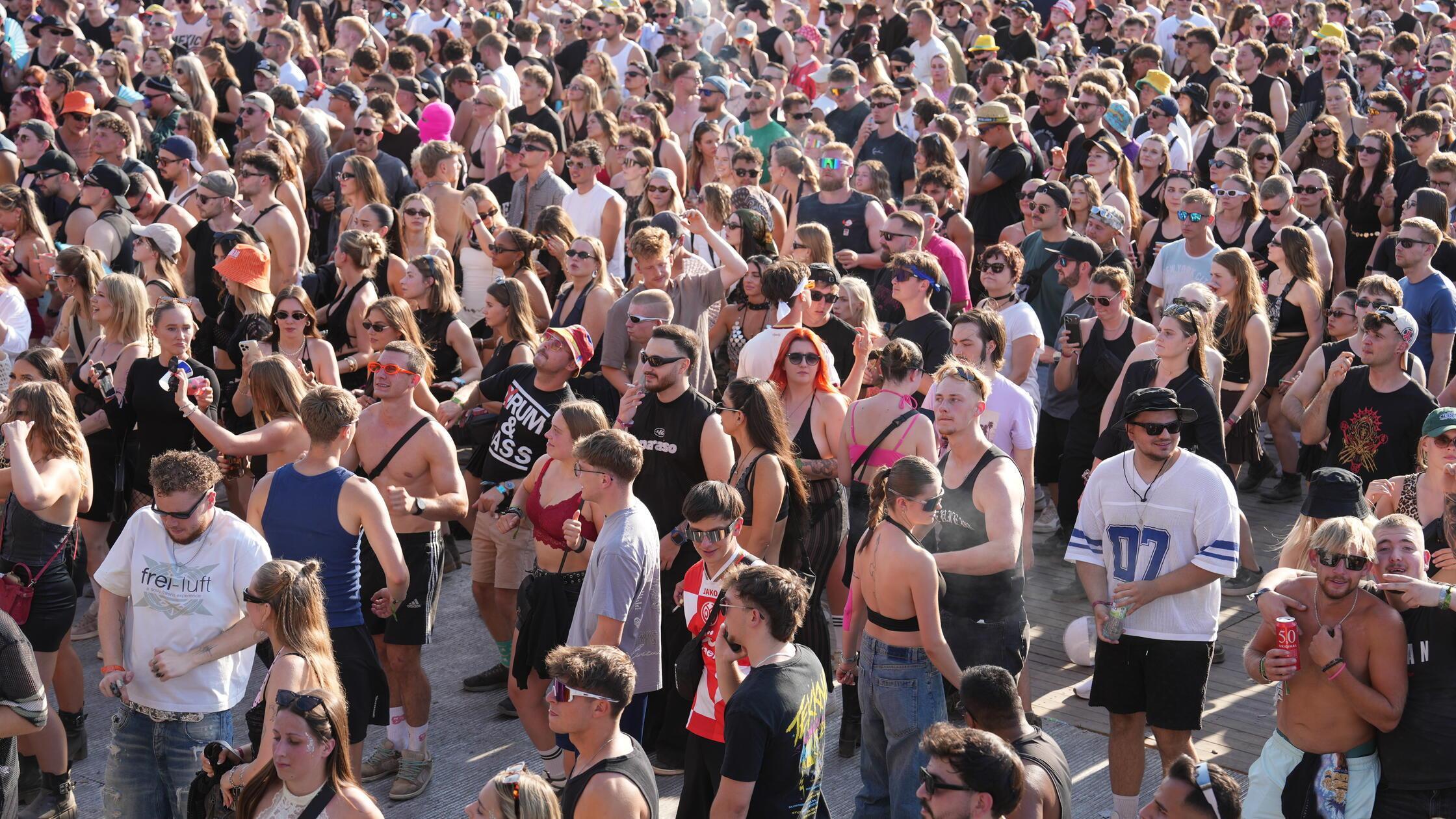Die Crowd an der Stonelands Stage fühlt die Beats 