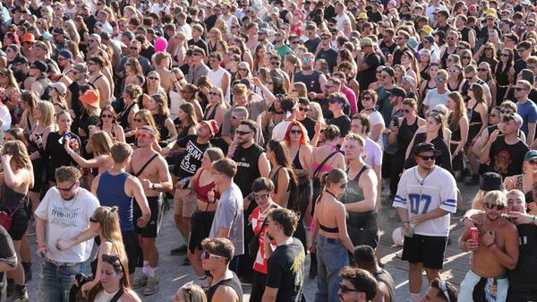 Die Crowd an der Stonelands Stage fühlt die Beats