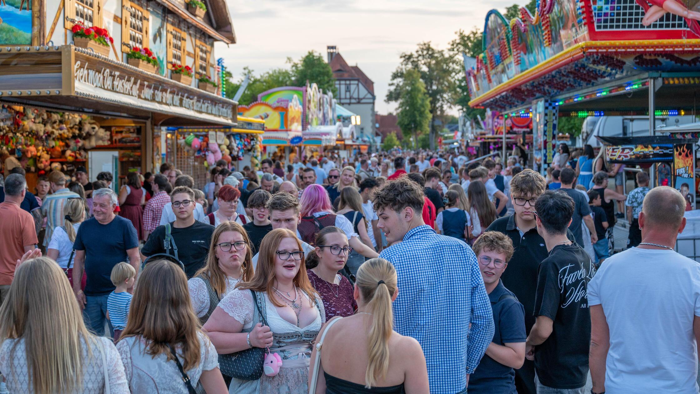 Dicht gedrängt: Auf dem Festplatz herrschte an all