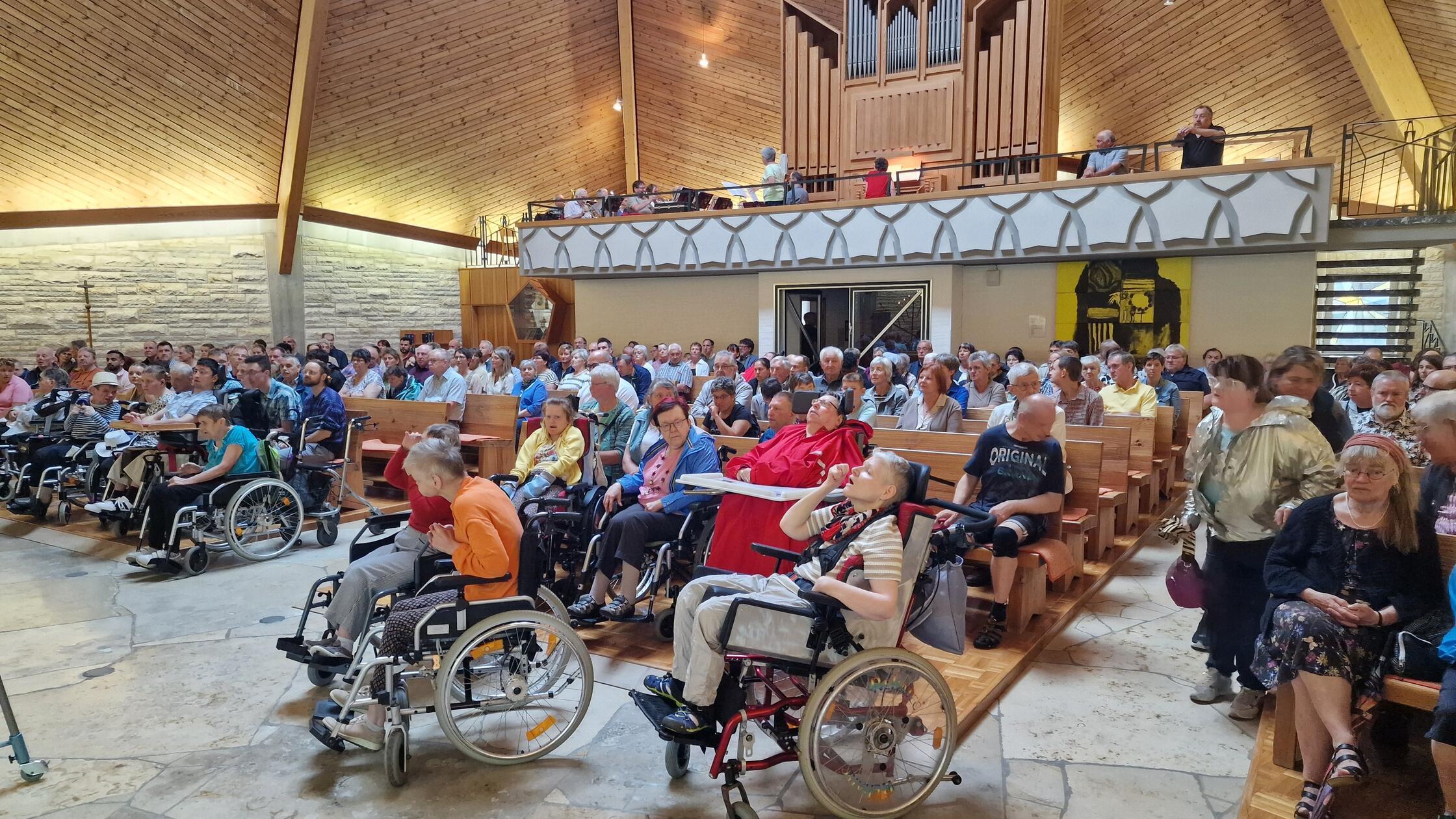 Mit einem Gottesdienst wurde die Feier eröffnet.