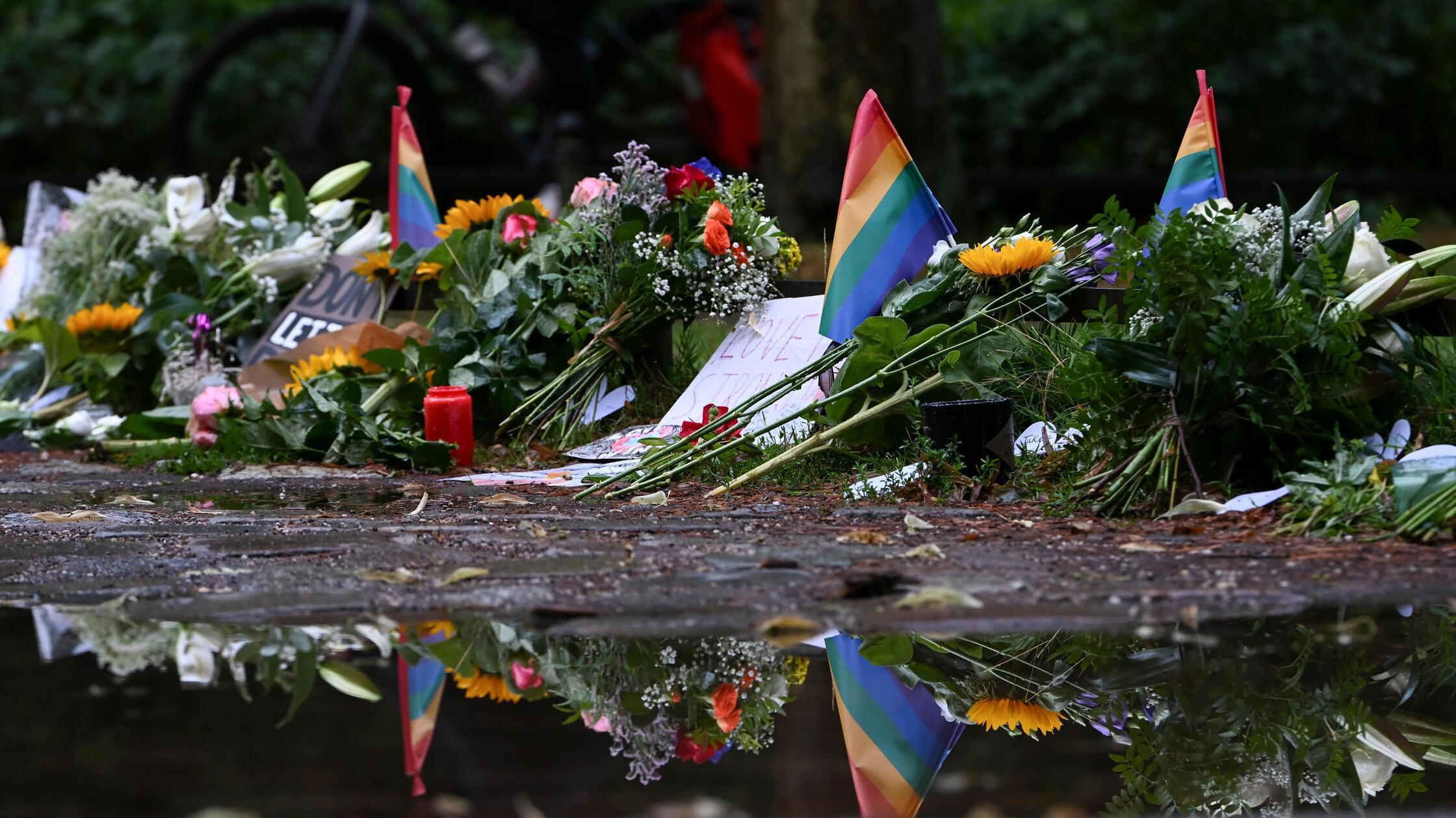27.07.2026, Berlin: Regenbogenflaggen und Blumen l