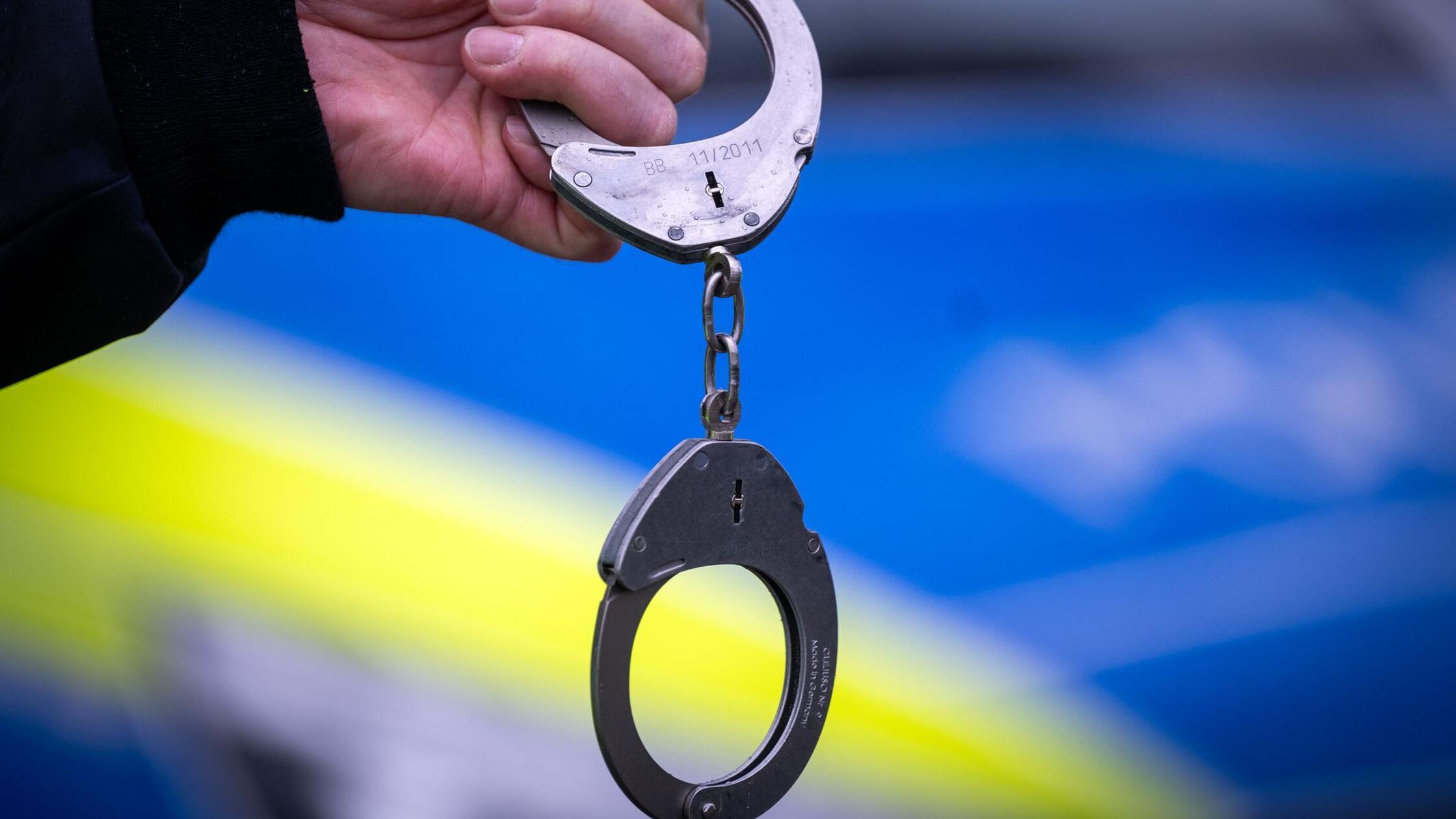 Im Drogenrausch mit Messer unterwegs: Polizei stoppt Autofahrer in ...