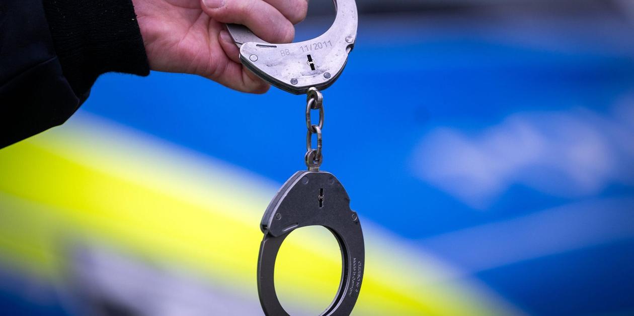 Im Drogenrausch mit Messer unterwegs: Polizei stoppt Autofahrer in ...
