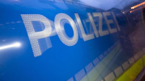 Das Wort Polizei auf der Karosserie eines Polizeif